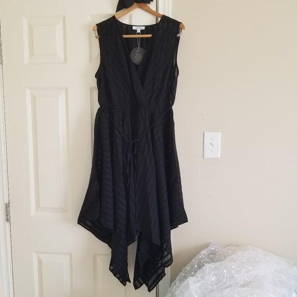 Black Handkerchief Hem Sleeveless Dress - Picture 4 of 6